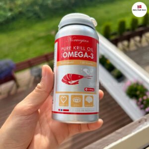 **Mô tả:** Dầu nhuyễn thể Norwegian Pure Natural Krill Oil là một sản phẩm bổ sung dinh dưỡng chứa dầu nhuyễn thể và dầu cá tự nhiên. Sản phẩm này được chiết xuất từ nhuyễn thể và cá sống ở vùng biển sạch của Bắc Cực, nổi tiếng với hàm lượng Omega-3 cao và chất lượng tinh khiết. Dầu nhuyễn thể và dầu cá chứa Omega-3 dưới dạng phospholipid và triglyceride, dễ hấp thu, giúp hỗ trợ sức khỏe tim mạch, cải thiện chức năng não bộ, và tăng cường hệ miễn dịch. **Thành phần:** - Dầu nhuyễn thể tự nhiên - Dầu cá tự nhiên - Viên nang (gelatin, glycerin, nước tinh khiết) - Chất chống oxi hóa (Astaxanthin) **Hàm lượng dinh dưỡng (liều dùng hàng ngày):** - Dầu nhuyễn thể và dầu cá: 1100 mg - Omega-3: 680 mg - DHA: 390 mg - EPA: 230 mg - Astaxanthin: 110 μg **Cách dùng:** - Người lớn: Uống 2 viên mỗi ngày, tốt nhất là cùng bữa ăn. **Lưu ý:** - Sản phẩm này không phải là thuốc và không có tác dụng thay thế thuốc chữa bệnh. - Nếu bạn đang mang thai, cho con bú hoặc đang dùng thuốc, hãy tham khảo ý kiến bác sĩ trước khi sử dụng. - Bảo quản nơi khô ráo, thoáng mát, tránh ánh nắng trực tiếp. - Để xa tầm tay trẻ em. Sử dụng đều đặn sản phẩm có thể mang lại nhiều lợi ích cho sức khỏe, đặc biệt là hỗ trợ tim mạch, chức năng não và hệ miễn dịch.