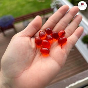 **Mô tả:** Dầu nhuyễn thể Norwegian Pure Natural Krill Oil là một sản phẩm bổ sung dinh dưỡng chứa dầu nhuyễn thể và dầu cá tự nhiên. Sản phẩm này được chiết xuất từ nhuyễn thể và cá sống ở vùng biển sạch của Bắc Cực, nổi tiếng với hàm lượng Omega-3 cao và chất lượng tinh khiết. Dầu nhuyễn thể và dầu cá chứa Omega-3 dưới dạng phospholipid và triglyceride, dễ hấp thu, giúp hỗ trợ sức khỏe tim mạch, cải thiện chức năng não bộ, và tăng cường hệ miễn dịch. **Thành phần:** - Dầu nhuyễn thể tự nhiên - Dầu cá tự nhiên - Viên nang (gelatin, glycerin, nước tinh khiết) - Chất chống oxi hóa (Astaxanthin) **Hàm lượng dinh dưỡng (liều dùng hàng ngày):** - Dầu nhuyễn thể và dầu cá: 1100 mg - Omega-3: 680 mg - DHA: 390 mg - EPA: 230 mg - Astaxanthin: 110 μg **Cách dùng:** - Người lớn: Uống 2 viên mỗi ngày, tốt nhất là cùng bữa ăn. **Lưu ý:** - Sản phẩm này không phải là thuốc và không có tác dụng thay thế thuốc chữa bệnh. - Nếu bạn đang mang thai, cho con bú hoặc đang dùng thuốc, hãy tham khảo ý kiến bác sĩ trước khi sử dụng. - Bảo quản nơi khô ráo, thoáng mát, tránh ánh nắng trực tiếp. - Để xa tầm tay trẻ em. Sử dụng đều đặn sản phẩm có thể mang lại nhiều lợi ích cho sức khỏe, đặc biệt là hỗ trợ tim mạch, chức năng não và hệ miễn dịch.