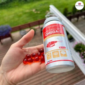 **Mô tả:** Dầu nhuyễn thể Norwegian Pure Natural Krill Oil là một sản phẩm bổ sung dinh dưỡng chứa dầu nhuyễn thể và dầu cá tự nhiên. Sản phẩm này được chiết xuất từ nhuyễn thể và cá sống ở vùng biển sạch của Bắc Cực, nổi tiếng với hàm lượng Omega-3 cao và chất lượng tinh khiết. Dầu nhuyễn thể và dầu cá chứa Omega-3 dưới dạng phospholipid và triglyceride, dễ hấp thu, giúp hỗ trợ sức khỏe tim mạch, cải thiện chức năng não bộ, và tăng cường hệ miễn dịch. **Thành phần:** - Dầu nhuyễn thể tự nhiên - Dầu cá tự nhiên - Viên nang (gelatin, glycerin, nước tinh khiết) - Chất chống oxi hóa (Astaxanthin) **Hàm lượng dinh dưỡng (liều dùng hàng ngày):** - Dầu nhuyễn thể và dầu cá: 1100 mg - Omega-3: 680 mg - DHA: 390 mg - EPA: 230 mg - Astaxanthin: 110 μg **Cách dùng:** - Người lớn: Uống 2 viên mỗi ngày, tốt nhất là cùng bữa ăn. **Lưu ý:** - Sản phẩm này không phải là thuốc và không có tác dụng thay thế thuốc chữa bệnh. - Nếu bạn đang mang thai, cho con bú hoặc đang dùng thuốc, hãy tham khảo ý kiến bác sĩ trước khi sử dụng. - Bảo quản nơi khô ráo, thoáng mát, tránh ánh nắng trực tiếp. - Để xa tầm tay trẻ em. Sử dụng đều đặn sản phẩm có thể mang lại nhiều lợi ích cho sức khỏe, đặc biệt là hỗ trợ tim mạch, chức năng não và hệ miễn dịch.